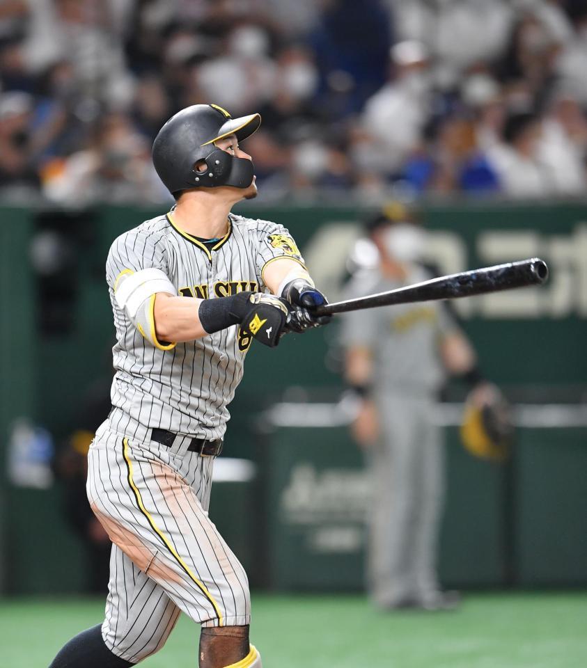 　８回、中越えに２点三塁打を放つ佐藤輝（撮影・西岡正）