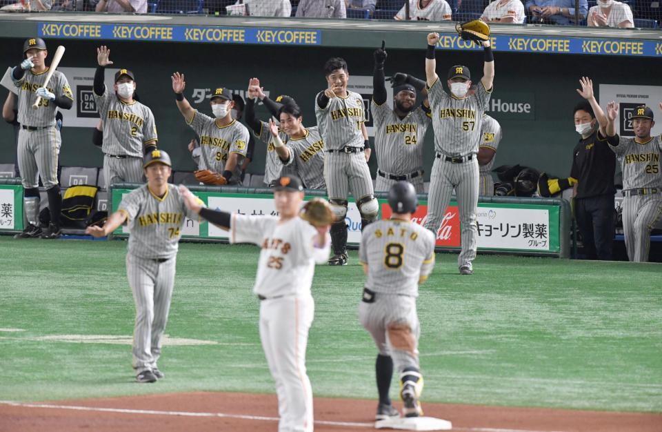 　８回、佐藤輝の中越え２点適時三塁打に喜ぶナイン（撮影・佐々木彰尚）