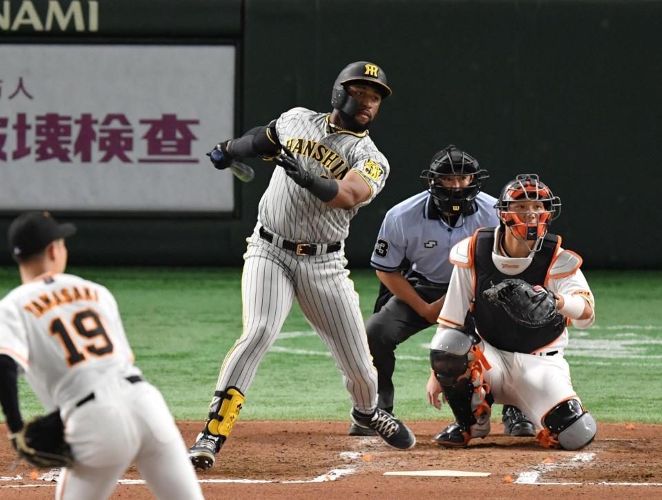 　７回、ロハスは左翼線に二塁打を放つ（撮影・佐々木彰尚）