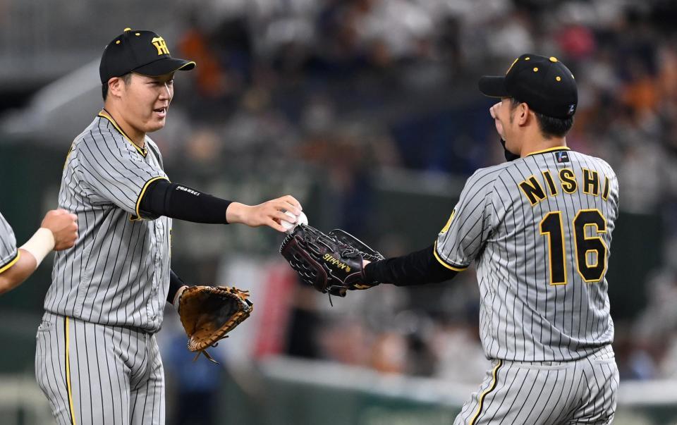 　西勇にウイニングボールを渡す大山（撮影・飯室逸平）