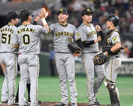 　完封勝利に笑顔でナインとタッチを交わす西勇（中央）＝撮影・飯室逸平