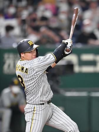 ５回、右翼線に二塁打を放つ大山（撮影・西岡正）