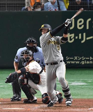 ５回、大山は右翼線に二塁打を放つ（撮影・佐々木彰尚）