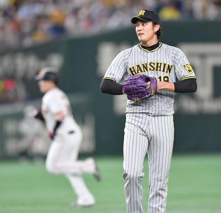 　６回、丸（左）にソロを浴びる藤浪（撮影・西岡正）