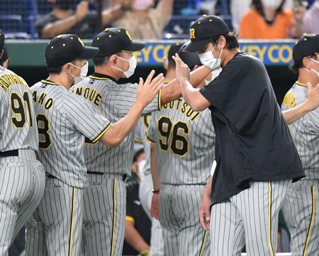 　今季初勝利を挙げ、矢野監督（左）に祝福される藤浪（撮影・西岡正）