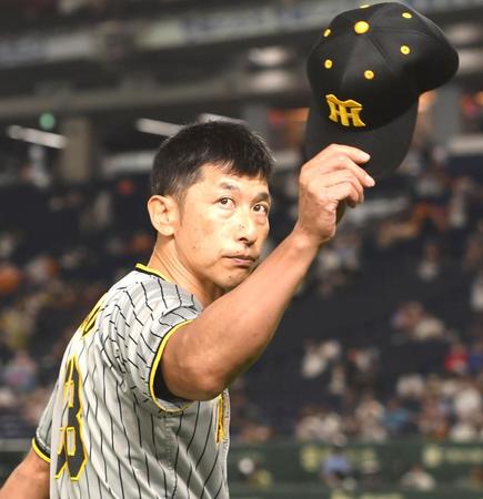 　スタンドのファンに手を振る矢野監督（撮影・飯室逸平）