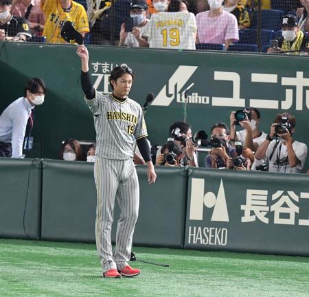 　ファンにあいさつをする藤浪（撮影・佐々木彰尚）