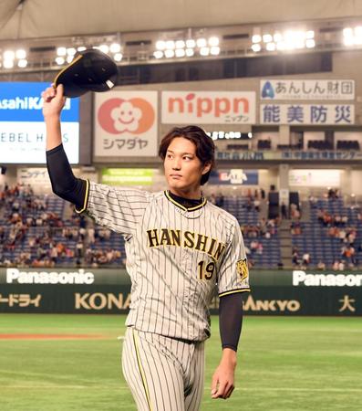 　スタンドのファンに手を振る藤浪（撮影・飯室逸平）