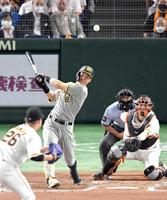 　７回、佐藤輝は適時打を放つ（撮影・佐々木彰尚）