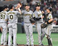 　完封勝利に笑顔でナインとタッチを交わす西勇（中央）＝撮影・飯室逸平