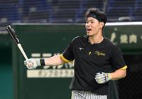 バットを手に笑顔を見せる佐藤輝（撮影・飯室逸平）