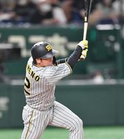 ２回、右前に先制打を放つ梅野（撮影・西岡正）