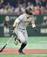 ３回、中越え２ランを放つ佐藤輝（撮影・西岡正）