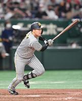 　５回、右翼線に二塁打を放つ大山（撮影・西岡正）