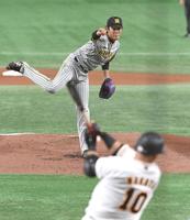 ２回、中田（１０）を一ゴロに斬る藤浪（撮影・飯室逸平）