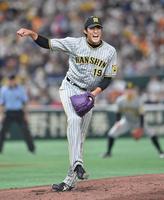 　４回、力投する藤浪（撮影・西岡正）