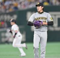 　６回、丸（左）にソロを浴びる藤浪（撮影・西岡正）