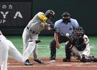 　３回、ロハスは中前打を放つ（撮影・佐々木彰尚）