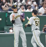 　７回、松原を併殺打に打ち取ってピンチをしのぎ、中野（右）を迎える藤浪（撮影・西岡正）