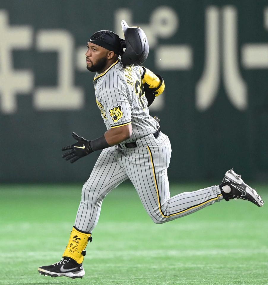 　７回、ヘルメットを振り飛ばしながら二塁へ激走するロハス（撮影・飯室逸平）