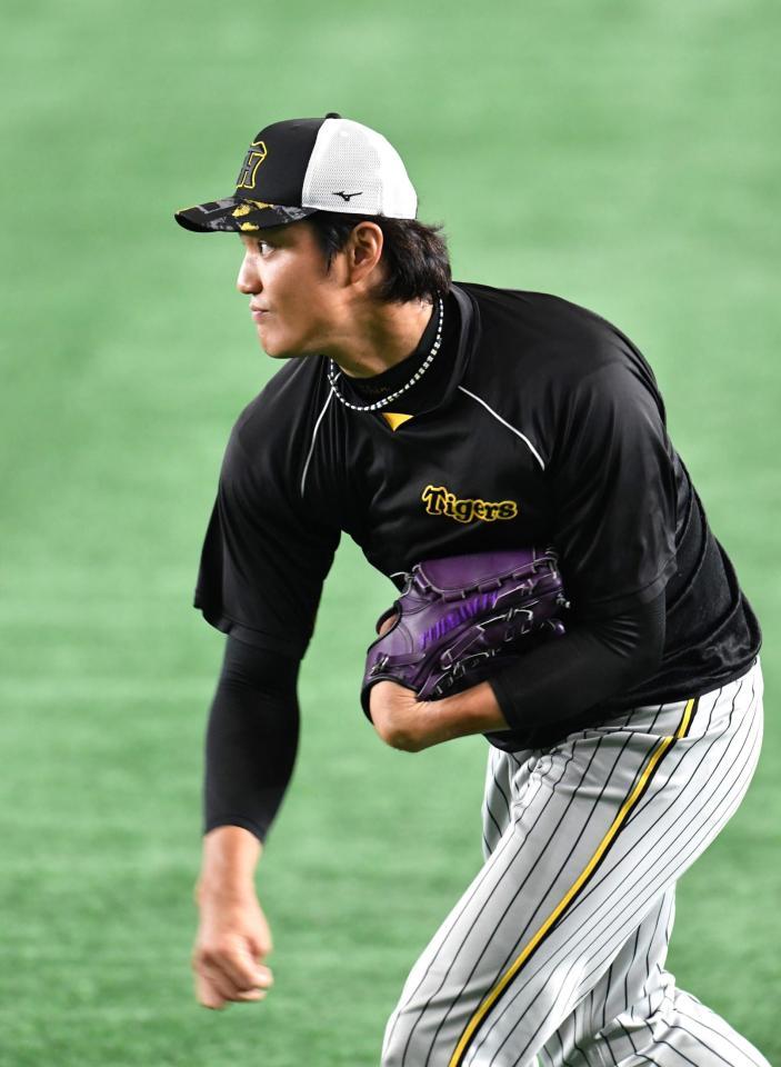 キャッチボールをする藤浪（撮影・佐々木彰尚）