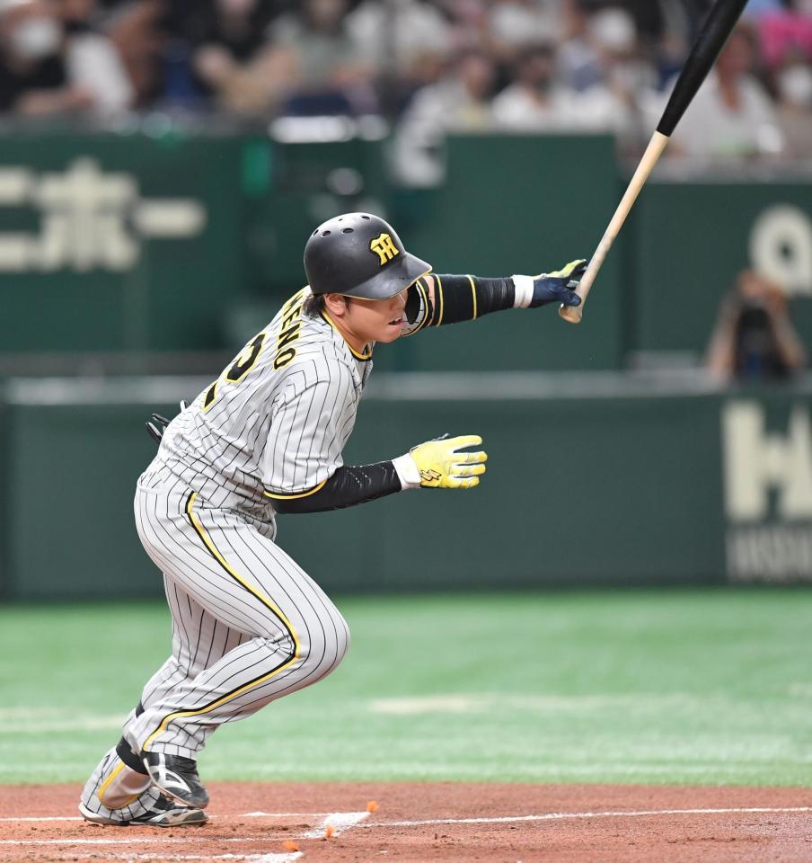 ２回、右前に先制打を放つ梅野（撮影・西岡正）