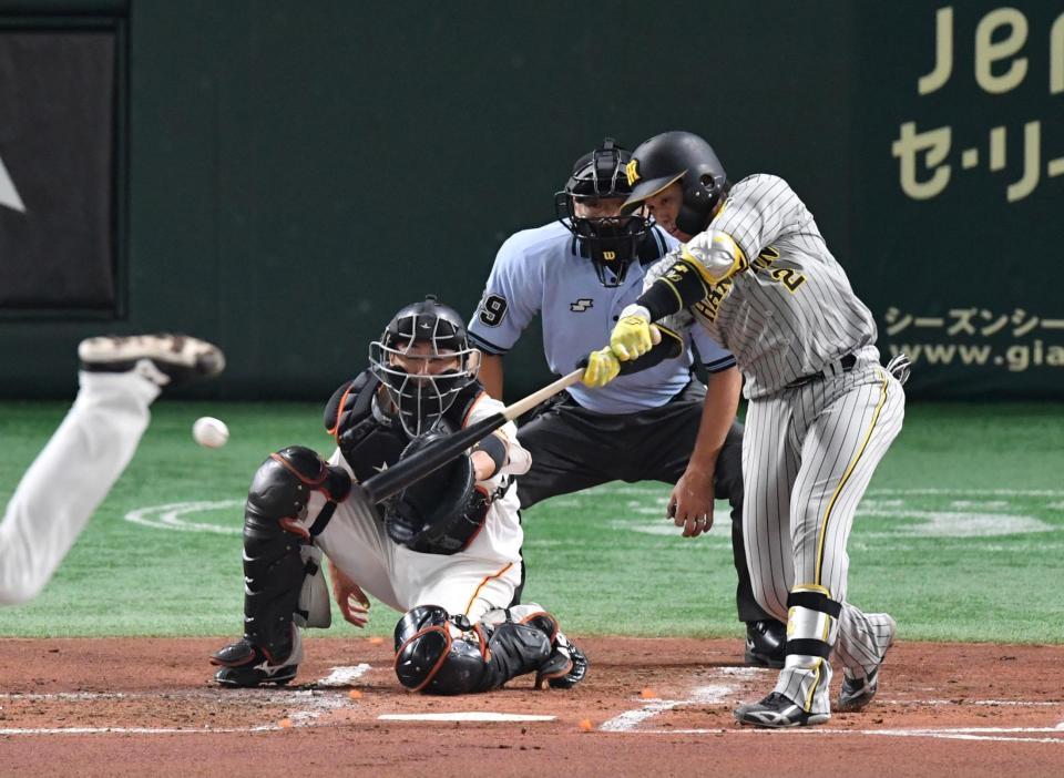 ２回、梅野は右前に適時打を放つ（撮影・佐々木彰尚）