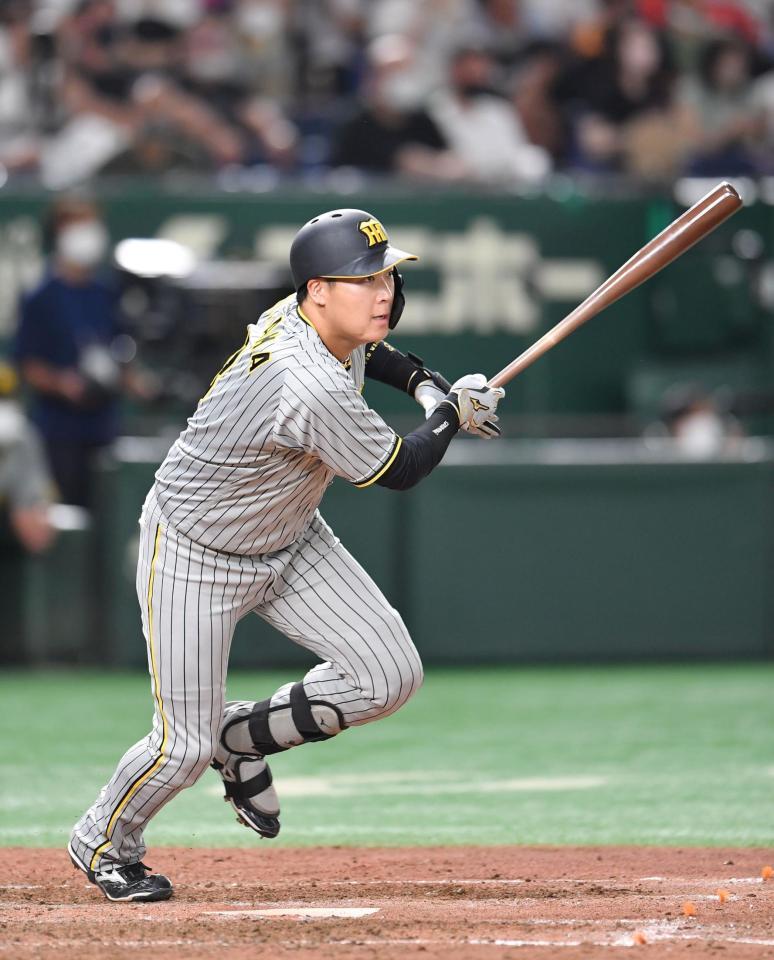 　５回、右翼線に二塁打を放つ大山（撮影・西岡正）