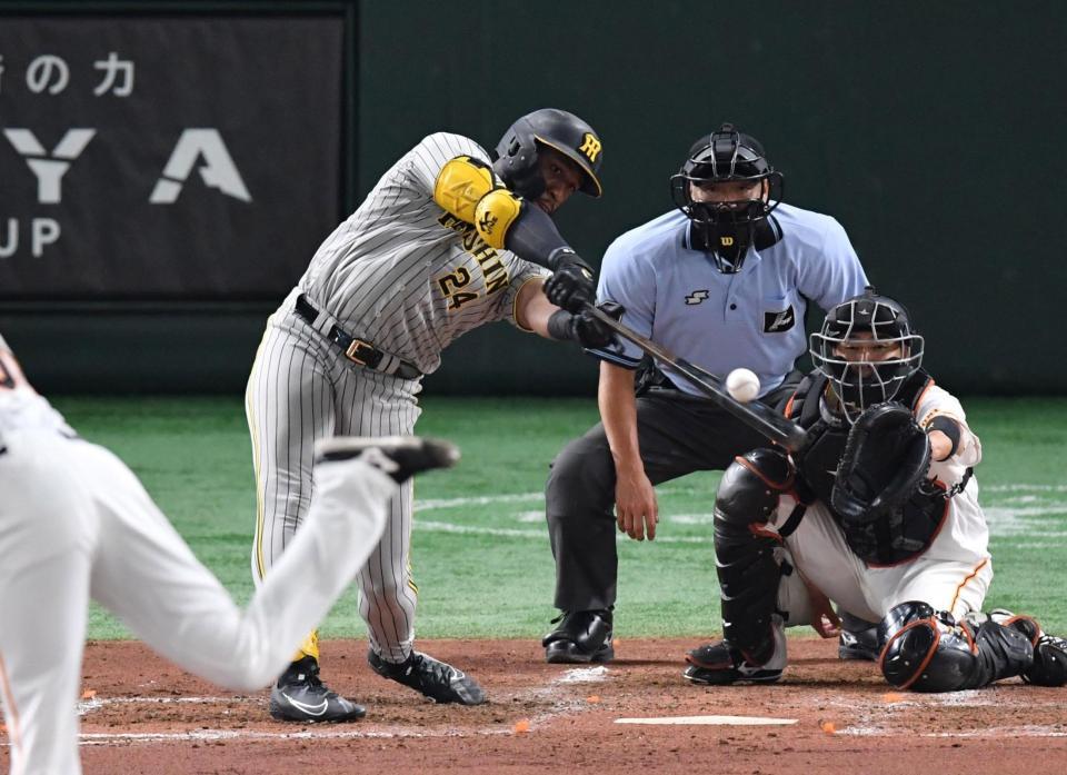 　３回、ロハスは中前打を放つ（撮影・佐々木彰尚）