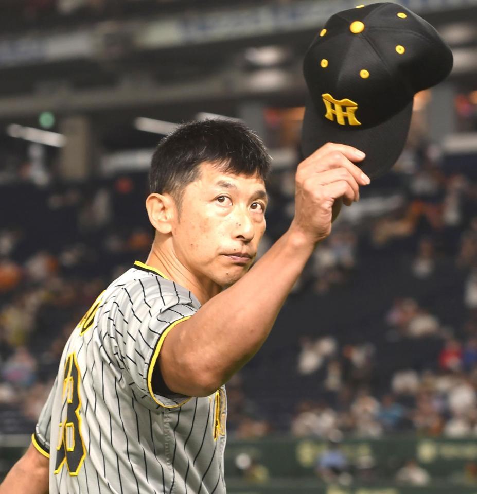 　スタンドのファンに手を振る矢野監督（撮影・飯室逸平）