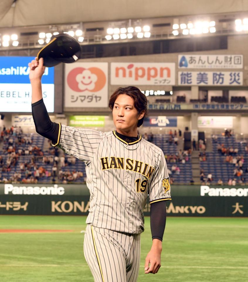 　スタンドのファンに手を振る藤浪（撮影・飯室逸平）