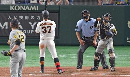 ９回、若林が空振り三振に倒れ試合終了。ガッツポーズで喜ぶ梅野（右）とケラー（撮影・佐々木彰尚）