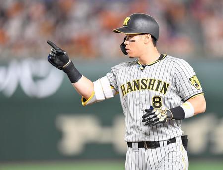 　１回、左翼線に先制打を放ち、ベンチを指さす佐藤輝（撮影・西岡正）