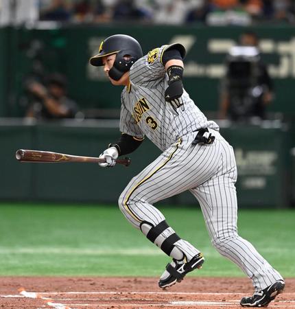 　１回、内野安打を放つ大山（撮影・飯室逸平）