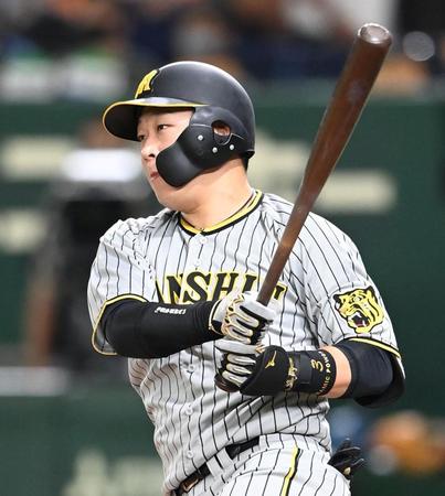 　３回、左前打を放つ大山（撮影・飯室逸平）