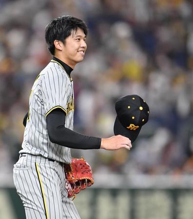 ５回、大山に声を掛けられて笑顔を見せる才木（撮影・西岡正）