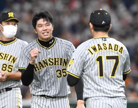 　７回、岩貞（１７）にマウンドを託し、降板する才木（撮影・飯室逸平）