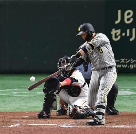 　８回、大山は中前に２点適時打を放つ（撮影・佐々木彰尚）