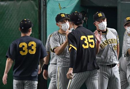 　３勝目を挙げ・才木とタッチをする矢野監督（撮影・佐々木彰尚）