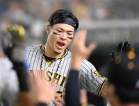 ３回、１８号２ランを放ちナインとタッチを交わす佐藤輝（撮影・飯室逸平）