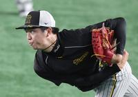 キャッチボールをする才木（撮影・佐々木彰尚）