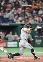 　１回、佐藤輝のすっぽ抜けたバットがスタンドへ