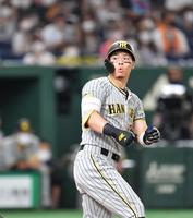 　１回、バットが飛んだ方向を心配そうに見つめる阪神・佐藤輝