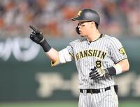 　１回、左翼線に先制打を放ち、ベンチを指さす佐藤輝（撮影・西岡正）