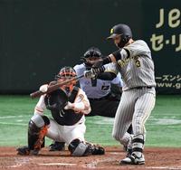 ５回、大山は左前打を放つ＝東京ドーム（撮影・佐々木彰尚）