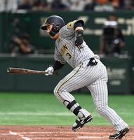 　１回、内野安打を放つ大山（撮影・飯室逸平）