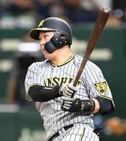 　３回、左前打を放つ大山（撮影・飯室逸平）