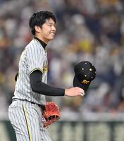 ５回、大山に声を掛けられて笑顔を見せる才木（撮影・西岡正）