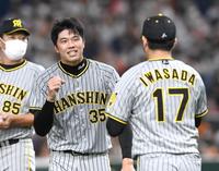 　７回、岩貞（１７）にマウンドを託し、降板する才木（撮影・飯室逸平）