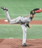 　巨人打線を相手に力投する先発の才木（撮影・飯室逸平）